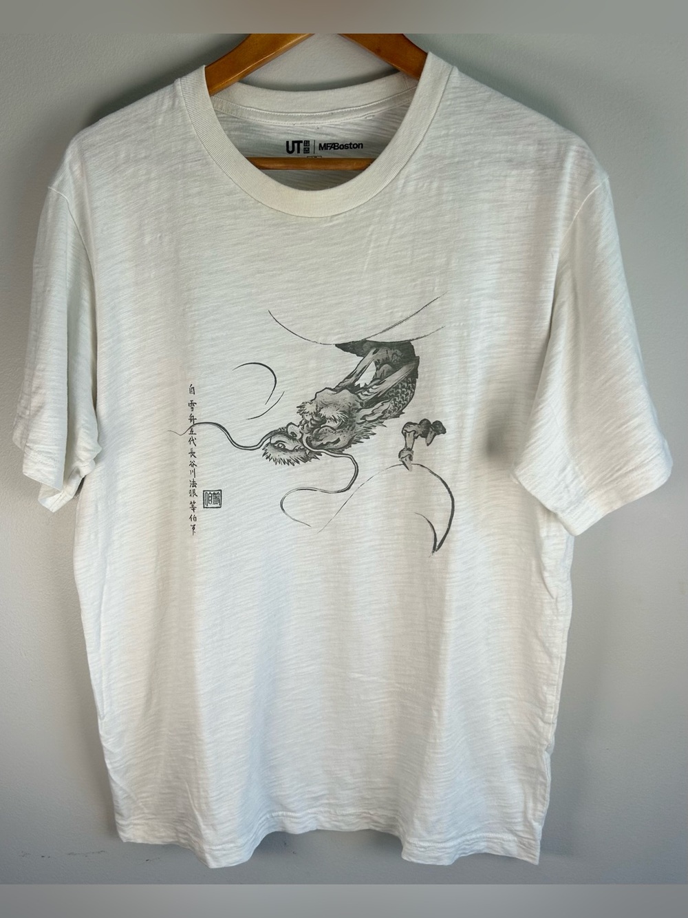 Uniqlo UT MFA Boston Dragon Men’s T-shirt Sz L White Graphic Art Indie Grunge